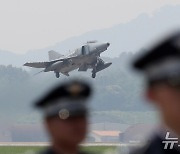 F-4 팬텀 퇴역식 미디어데이 행사에서 이륙하는 F-4 팬텀