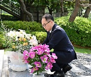 [동정] 이원석 검찰총장, '기억의 벽' 참배…순직 검찰공무원 추모