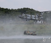 부교 옮기는 치누크 헬기