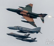 선회기동 선보이는 F-4E 팬텀