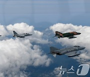 비행하는 F-4E·FA-50