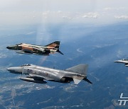 비행하는 F-4E와 KF-16