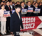 국회의장 선출 위해 본회의장 향하는 김재원 의원 [포토]