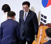 [포토] 국회의장석 오르는 우원식