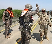 한미 연합도하훈련 "호흡 척척~남한강에 3시간만에 280m 부교 설치"