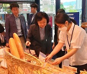 파리바게뜨 점주 애로사항 호소에 현장 찾은 식약처장 "해결책 찾아볼 것"