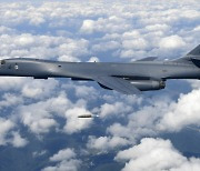 미 B-1B 폭격기, 7년 만에 한반도서 폭탄 투하 훈련···북 향한 ‘경고’