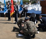 [포토] 폭염에 쓰러진 공군 의장대 병사 2명