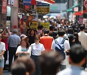 “나만 빼고 살만한가보네”…1인당 국민소득 늘고 가계빚 비율도 뚝