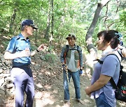 강서경찰서장, 개화산 둘레길 합동순찰…"예방 치안 집중"