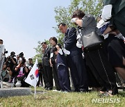 '동생 옆에서 평안하길' 호국의 형제 안장식