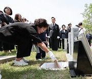 '동생 옆에서 편히 쉬세요' 허토하는 유가족