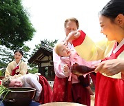 창포물에 관심 많은 외국인 아기