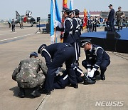 공군 장병 2명 F-4팬텀 퇴역식 리허설 중 쓰러져 구급차로 이송