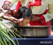 단오날엔 창포물에 머리를 감아요 [뉴시스Pic]