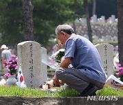 하루 앞둔 현충일… 국립서울현충원에 유가족 발길 이어져 [뉴시스Pic]