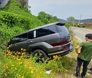 진천 교차로서 버스 피하던 승용차 배수로에 빠져…7명 부상