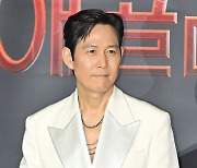 이정재,'눈길 사로잡는 체인 목걸이' [사진]