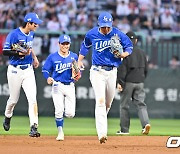 김영웅,'평범한 타구 잡고 미소' [사진]