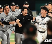 장성우,'분노 삭히지 못하고 돌진' [사진]