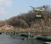 한미, 남한강 일대서 도하훈련…항공 · 기갑전력 243대 투입