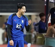 유쾌한 '캡틴 손'…"아저씨, 사우나 오셨어요?"