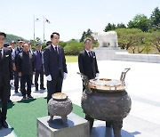 [서산24시] 이완섭 시장, 국립대전현충원 찾아 순국선열 넋 기려