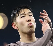 ESPN "손흥민, 토트넘 충분히 떠날 수 있다"... 세계 최고 공격수 10위 뽑히고도 '의문 부호' 달렸다