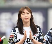 시타 마친 황민경 '야구 유니폼도 잘 어울리죠?'[포토]