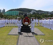 기념사진 촬영하는 크날르아다함 장병들