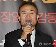 인사말하는 조정필 대표