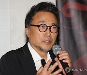 인사말하는 박현준 예술총감독