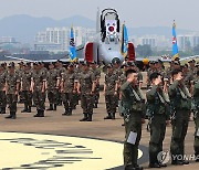 비행 마치고 경례하는 F-4팬텀 조종사들