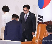 의장석 오르는 우원식 국회의장