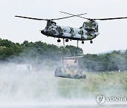 교절 공중 수송하는 치누크 헬기