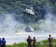 교절 공중 수송하는 치누크 헬기