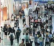 연휴 앞두고 북적이는 인천공항 면세구역