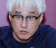 공식 기자회견 참석한 싱가포르 축구대표팀 감독