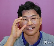 질문에 답하는 김도훈 임시 감독