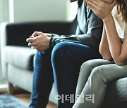 "그 남자일줄이야"...아내의 12살 연하남에 차로 돌진한 남편 [그해 오늘]