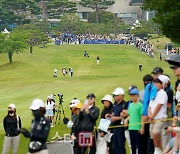 [포토] 1번홀을 가득 메운 갤러리 물결