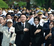 윤 대통령 "北, 비열한 도발까지…단호하고 압도적으로 대응"(종합)