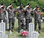 전우의 묘비 향해 거수경례