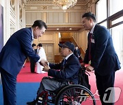 윤석열 대통령, 국가유공자 및 보훈가족 영접