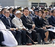 윤석열 대통령과 김건희 여사, 참전유공자와 대화