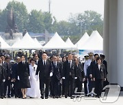 윤석열 대통령 부부, 현충원 참배