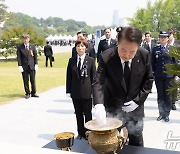 윤석열 대통령, 무명용사탑 분향