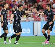 '이강인 개인기 골-주민규 데뷔골' 싱가포르에 전반 2-0 마쳐