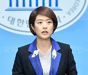 '김정숙 인도행' 동행 고민정 "기내식으로 특별한 거 먹은 기억 없다"