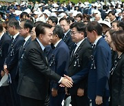 당 대표로 尹과 악수 나눈 조국 "민심 받드십시오"